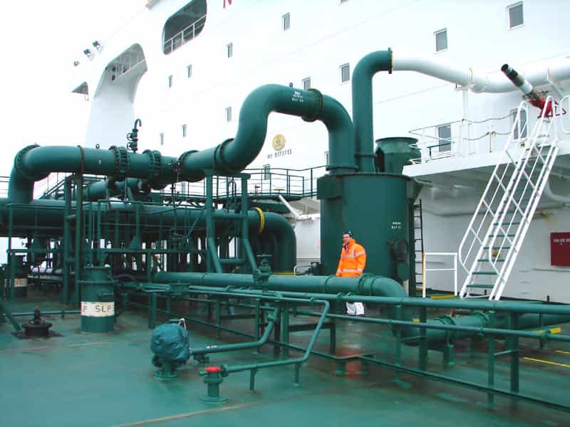 Tuyaux de gaz utilisés pour l’inertage des cuves du pétrolier VLCC Algarve. © Hervé Cozanet, Wikimedia-CC by-sa 3.0