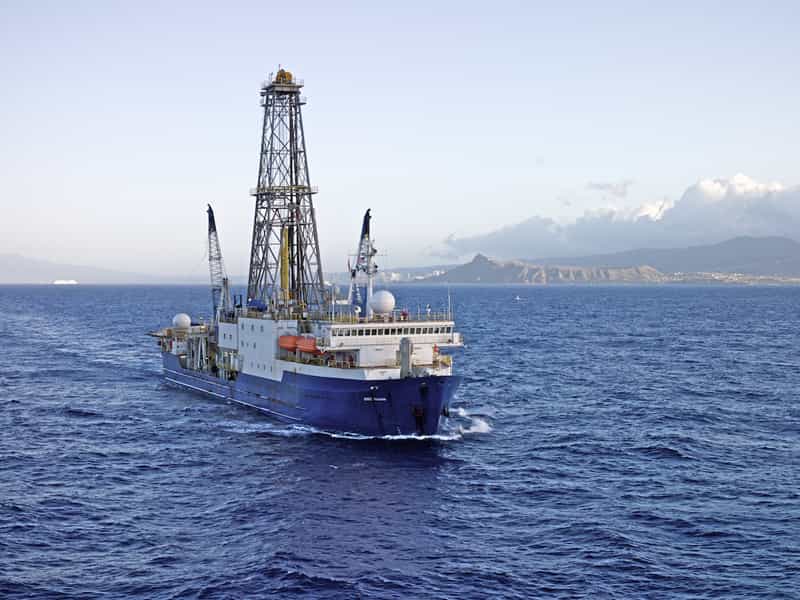 Le JOIDES Resolution est un navire de forage. Actuellement, il est au rift du Hess Deep, afin de forer le plancher océanique. La tour qui dépasse du bateau est le derrick. © IODP