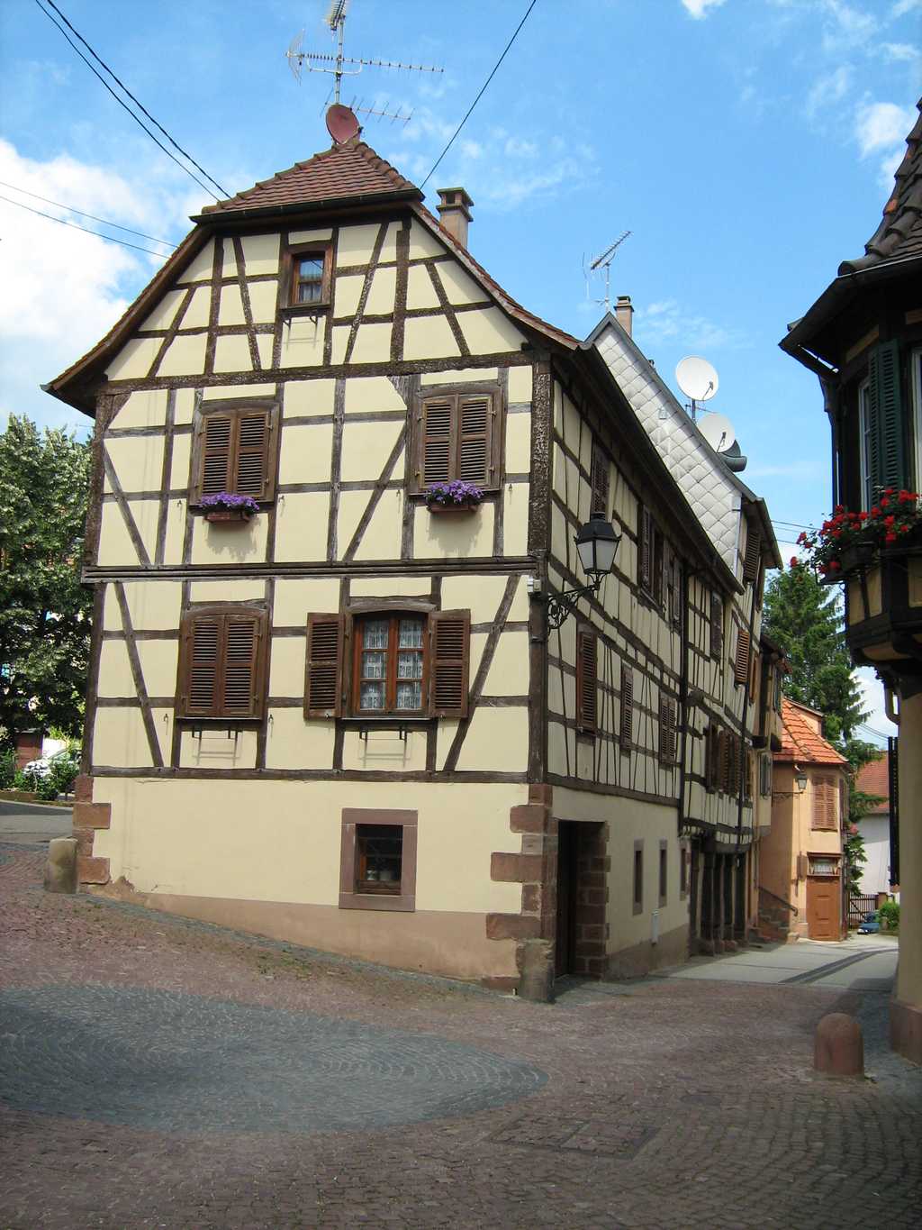 Les murs de pignon désignent actuellement les murs extérieurs (façade principale non comprise). © Buchsweiler, CC BY-SA 3.0, Wikimedia Commons