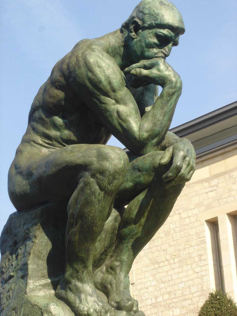 Le fameux&nbsp;Penseur, célèbre sculpture d'Auguste Rodin, représente un homme en pleine méditation. Il fait appel à toute son intelligence pour résoudre un problème apparemment complexe.&nbsp;©&nbsp;Satyakamk penes voladores, Wikipédia, cc by sa 3.0