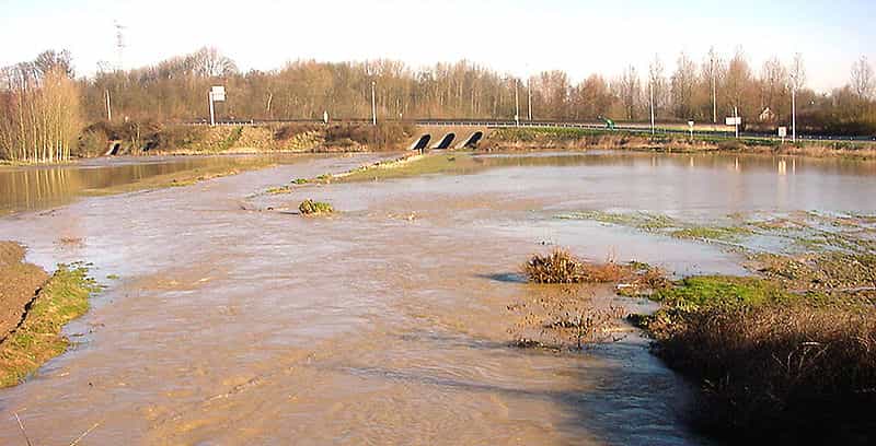 Le lit mineur de ce cours d’eau se situe à gauche, dans le prolongement du pont. Le reste de la zone inondée constitue le lit majeur de la rivière. © Lamiot, Wikimédia CC by 3.0