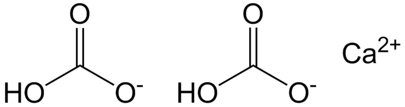 Molécule de bicarbonate de calcium en solution. Les ions bicarbonates sont indiqués avec le titre alcalimétrique complet. © Epop, Wikimedia domaine public