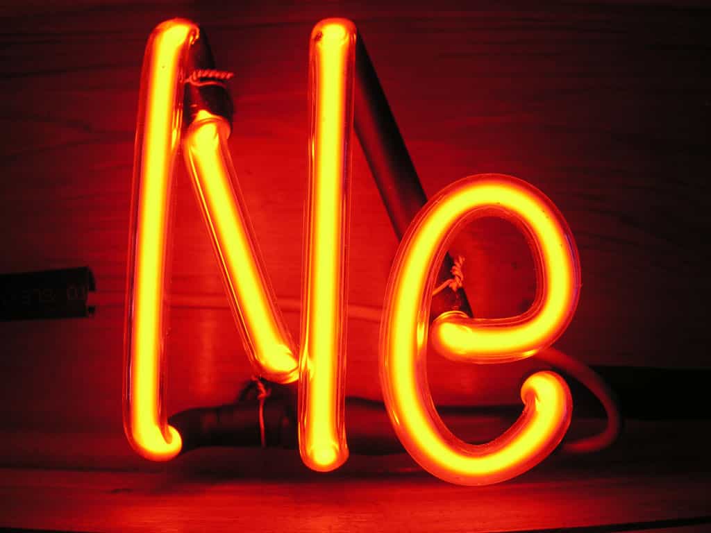 Georges Claude est le premier a avoir utilisé le gaz néon pour des éclairages. Le tube au néon est le plus souvent utilisé par les enseignes de magasins. © Pslawinski, CC BY-SA 2.5, Wikimedia Commons