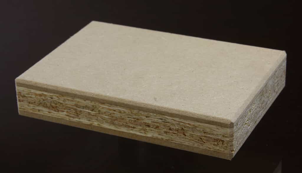 L'aggloméré est une pièce de bois faite d'un mélange de matière et d'un liant. © Elke Wetzig, CC BY-SA 3.0, Wikimedia Commons