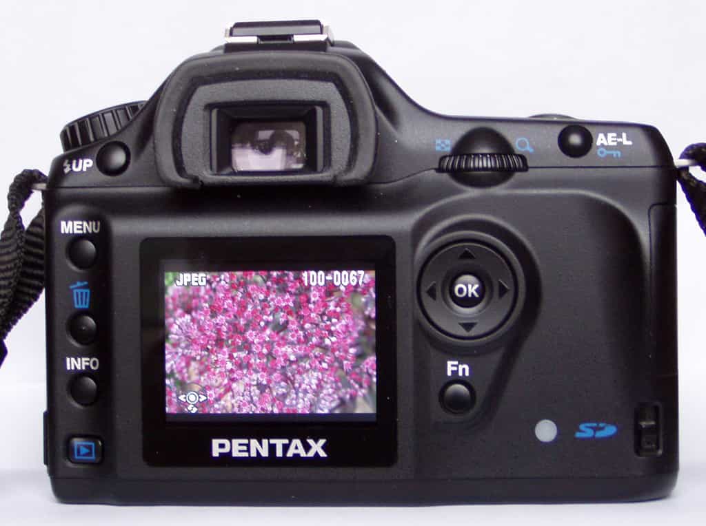 L'écran à cristaux liquides révolutionne l'affichage sur les appareils photos et téléviseurs. © Lozère, Domaine public, Wikimedia Commons