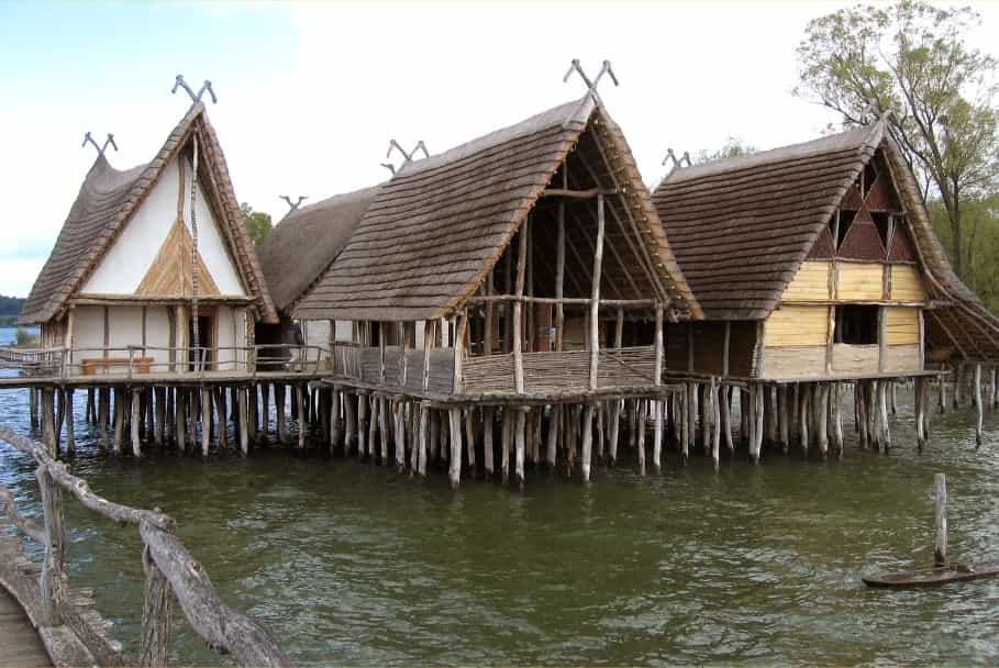 Les pilotis sont des pieux en bois servant à surélever une habitation au-dessus de l'eau. © Gerhard Schauber, Domaine public, Wikimedia Commons