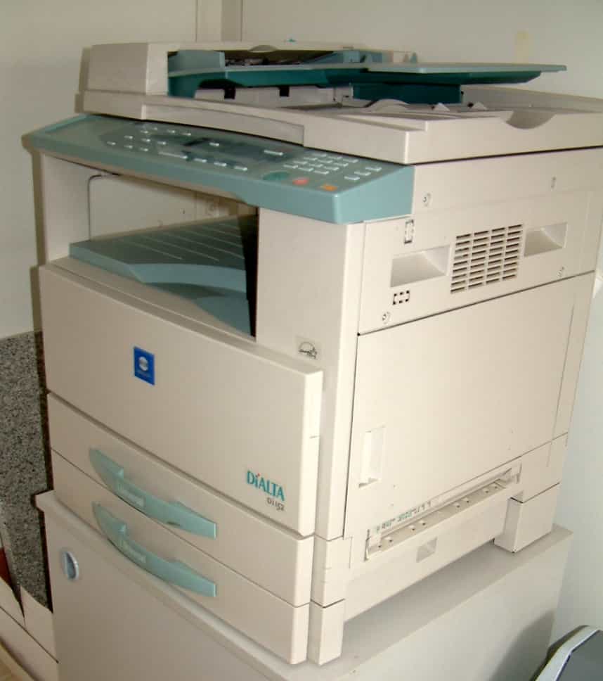 La photocopieuse fait désormais partie intégrante du réseau informatique de l'entreprise. © Radomil, CC BY-SA 3.0, Wikimédia Commons