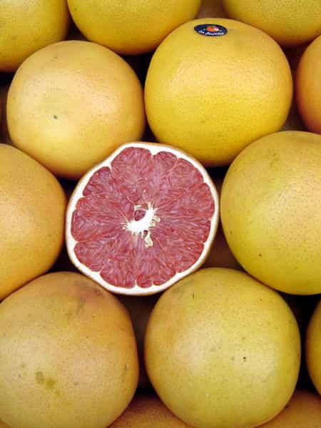 Les pomelos sont des agrumes possédant une chair allant du blond au rouge. © Johannrela/Licence Creative Commons