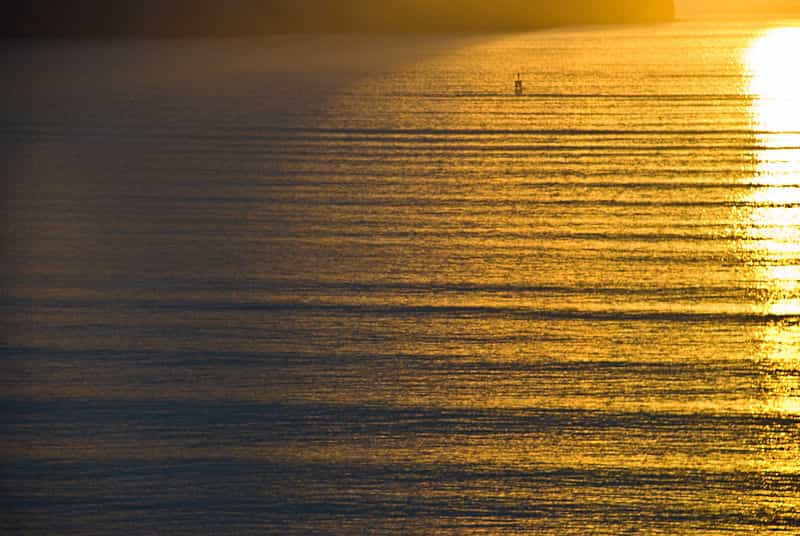 Un joli swell arrivant sur une côte de Nouvelle-Zélande. En se brisant, il formera des déferlantes idéales pour les surfeurs... © Phillip Capper, Wikipédia, CC by 2.0