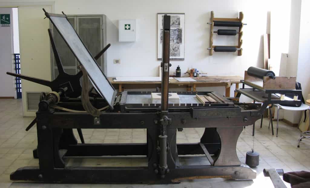 La lithographie et sa presse lithographique ont largement été utilisées par la publicité. © Toni Pecoraro, Domaine public, Wikimedia Commons