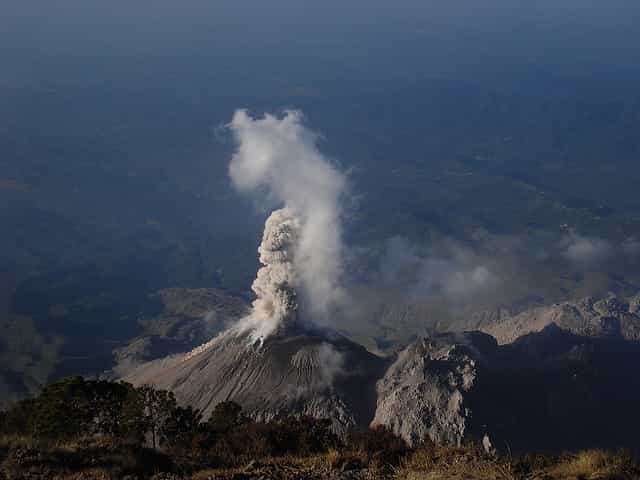 Lors des éruptions volcaniques, le manteau terrestre relâche de la vapeur d’eau. Cette eau juvénile entre pour la première fois dans le cycle de l’eau. © Luis Guillermo Pineda Rodas/guillermogg CC by-nc-sa 2.0