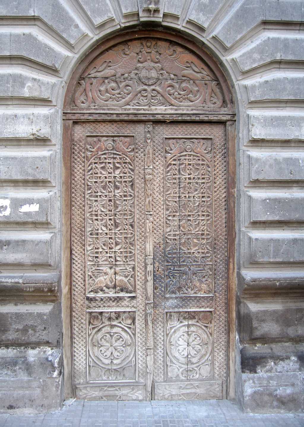 Une porte permet l'accès a un lieu fermé. Ici une porte en bois. © Sven Dirks, CC BY SA 3.0, Wikipedia Commons