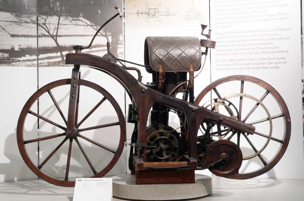 La motocyclette inaugure l'avènement du deux roues motorisés. La motocyclette de Daimler a été le premier modèle à combustion interne, avec roues latérales stabilisatrices. © Joachim Köhler, CC BY-SA 3.0, Wikimédia Commons