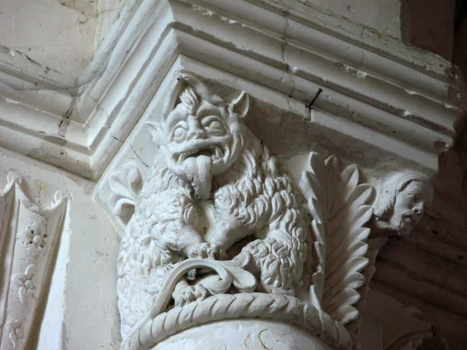 L'astragale désigne la moulure en forme de boudin entre le chapiteau et la colonne. Sur la photo, on voit nettement l'astragale juste en dessous du chapiteau dans l'église de Lucheux. © Markus3 (Marc ROUSSEL), CC BY-SA 3.0, Wikimedia Commons
