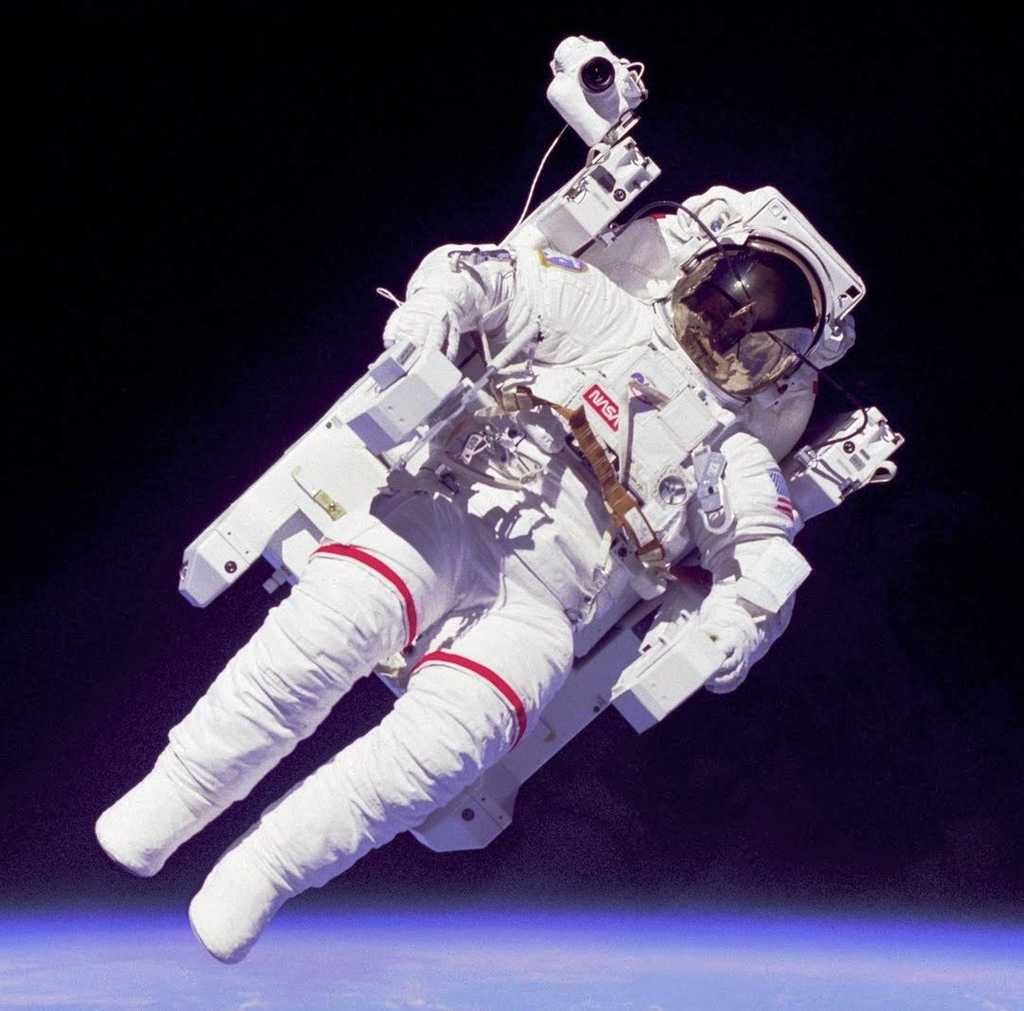 Le scaphandre des astronautes dans l'espace autour de la Terre ne les protège malheureusement pas des effets du rayonnement spatial en cas de forte éruption solaire. © Nasa