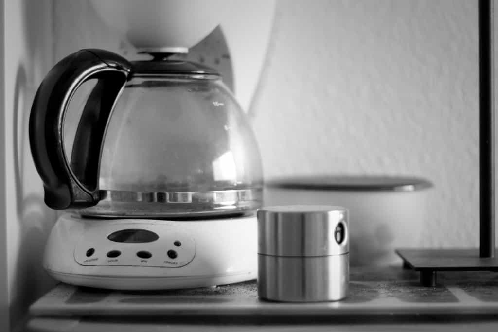 Le phénomène de la percolation est utilisé par des millions de personnes chaque matin lorsqu'elles font couler leur café grâce à une machine à expresso ou à une cafetière à filtre. L'eau doit alors se frayer un chemin parmi les micro-canaux présents entre les grains de café. © Clotylde, Flickr, CC by-nc-nd 2.0
