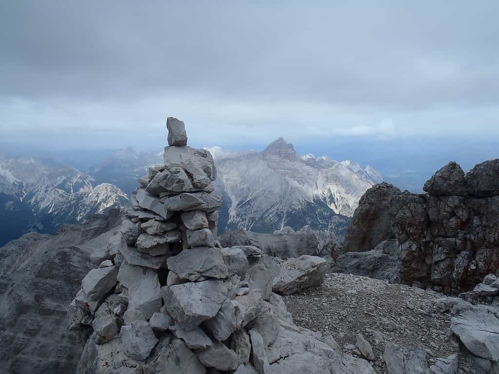 Ce cairn marque le sommet du Cima di Mezzo dans les Dolomites (3.154 m). Une fois en vue, le grimpeur sait qu'il a atteint son but. © bugmonkey, Flickr, CC by-nc 2.0
