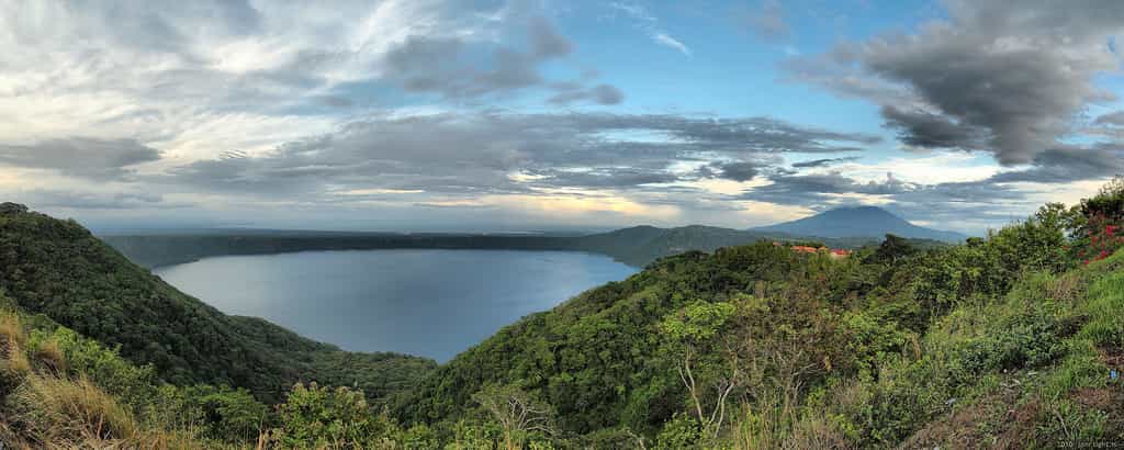 La caldera d'Apoyo, au Nicaragua, mesure 7 km de long et 6,5 km de large. Elle est apparue voilà 23.000 ans et a donné naissance à un lac. © Jon Ragnarsson, Flickr, cc by sa 2.0