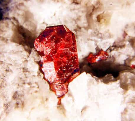 Cristal Cinabre. Cristal isolé, rouge, rhomboèdrique de cinabre sur dolomite Fenghuang, Hunan Province, Chine. © webmineral