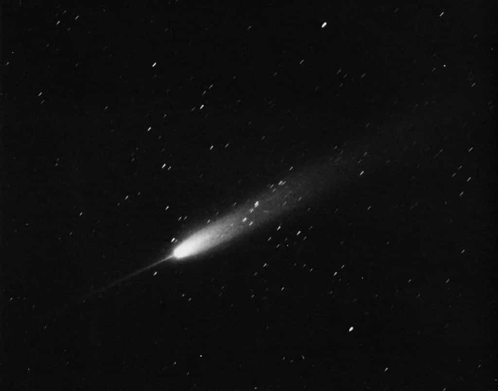La comète Arend-Roland photographiée le 25 avril 1957 à l'Observatoire Lick. L'anti-queue à l'avant de la comète est particulièrement spectaculaire. Crédit University of California
