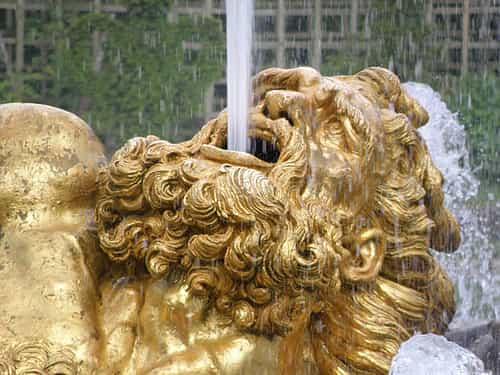 Un cracheur d'eau au jardin de Versailles. © Flickr