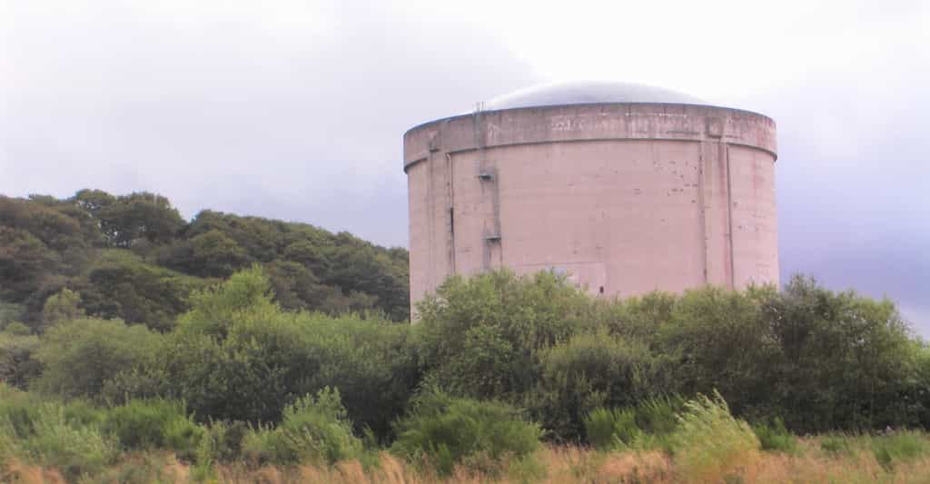 En France, la centrale nucléaire de Brennilis (Finistère) a été la seule à fonctionner avec un réacteur à eau lourde. © France64610, Wikipedia, CC by-sa 3.0