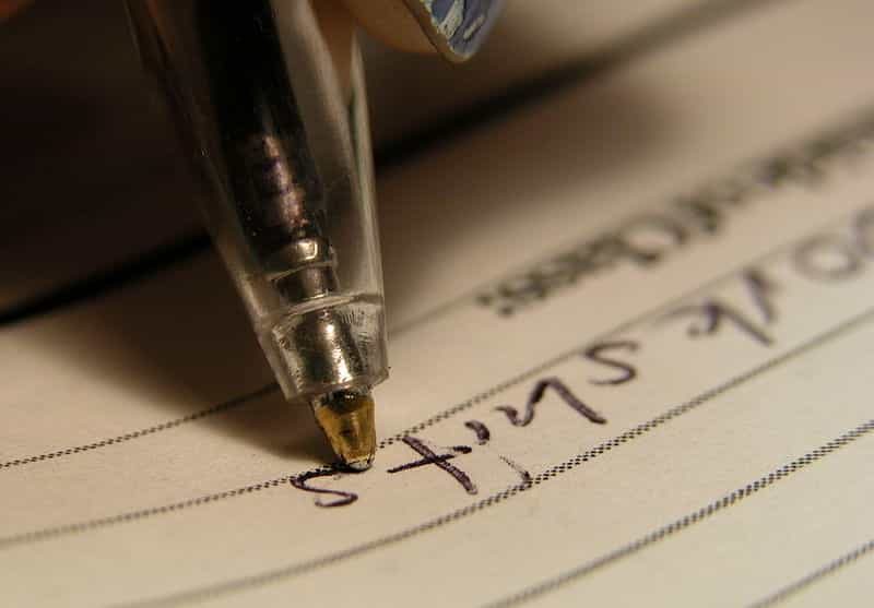 L'écriture devient plus difficile pour les patients atteints de bradykinésie. © Licence Creative Commons