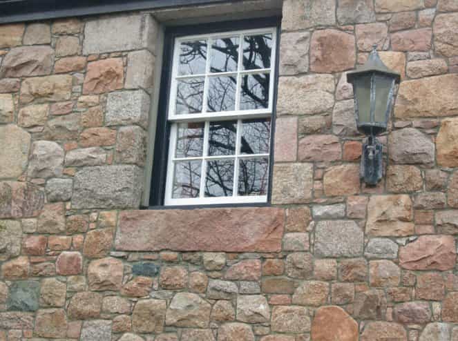 La fenêtre à guillotine se compose de deux châssis (ouvertures) coulissants. © Brieg, CC BY-SA 3.0, Wikimedia Commons