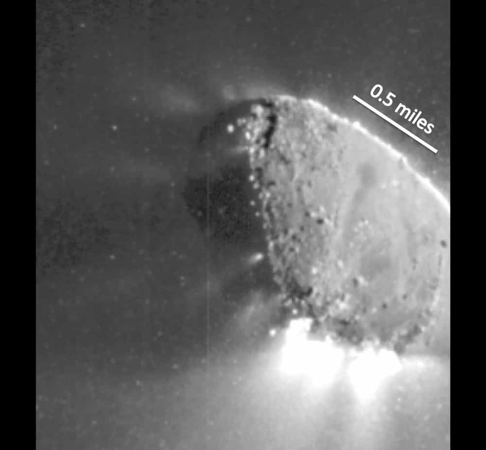Cette image haute résolution prise le 4 novembre par la sonde Epoxi montre la distribution des jets sur la comète Hartley 2. © Nasa/JPL-Caltech/UMD