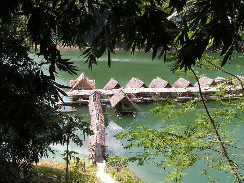 Le parc national de Khao Sok est situé dans la province de Surat, en Thaïlande, et comprend le grand réservoir Chiew Larn, dont la biodiversité est menacée. © David Wilmot, Wikipédia, cc by 2.0