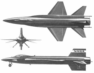 Dessins de la première version du X-15. On remarque la faible envergure (6,8 mètres, pour 15,45 mètres de longueur) et l'imposante taille de l'empennage arrière, dont la partie inférieure devait être larguée avant l'atterrissage. Dépourvu de roues sur l'atterrisseur principal, le X-15 se posait sur des patins, visibles sur les dessins de face et de profil. © Nasa