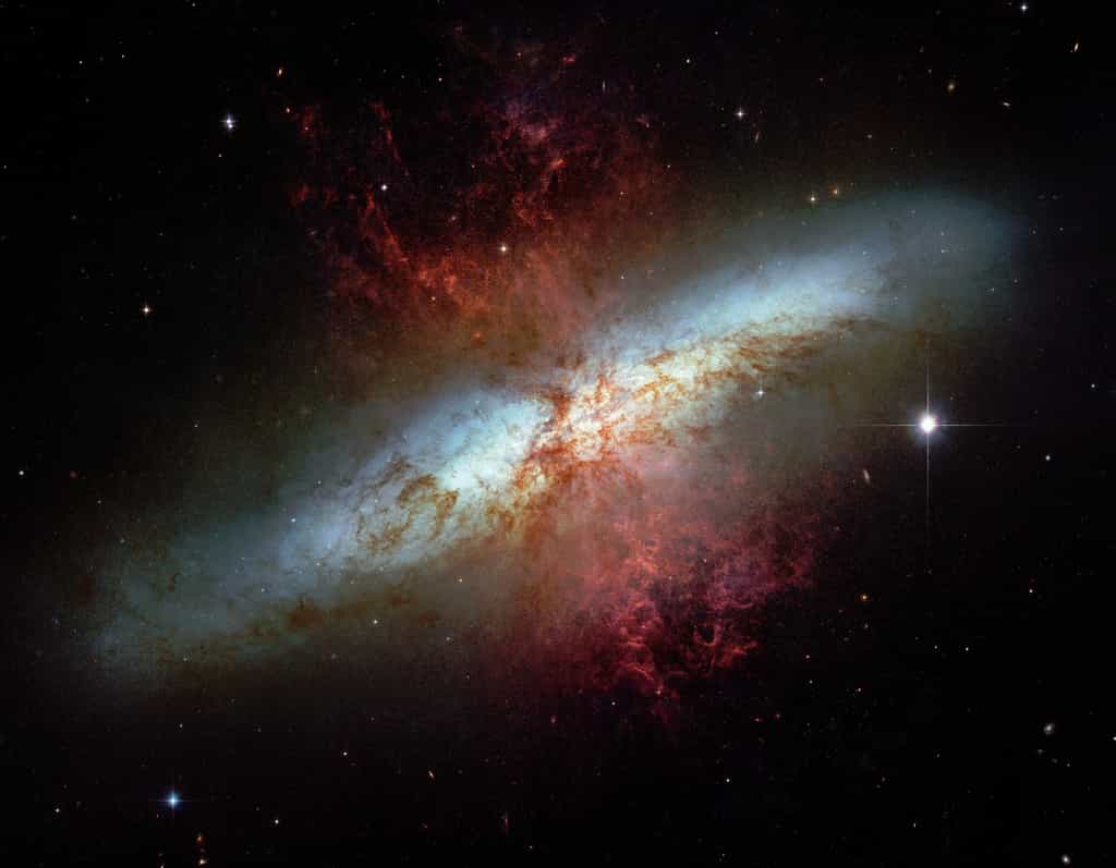 Cette extraordinaire image réalisée par le télescope spatial Hubble montre les irrégularités du coeur de M 82. Crédit Nasa