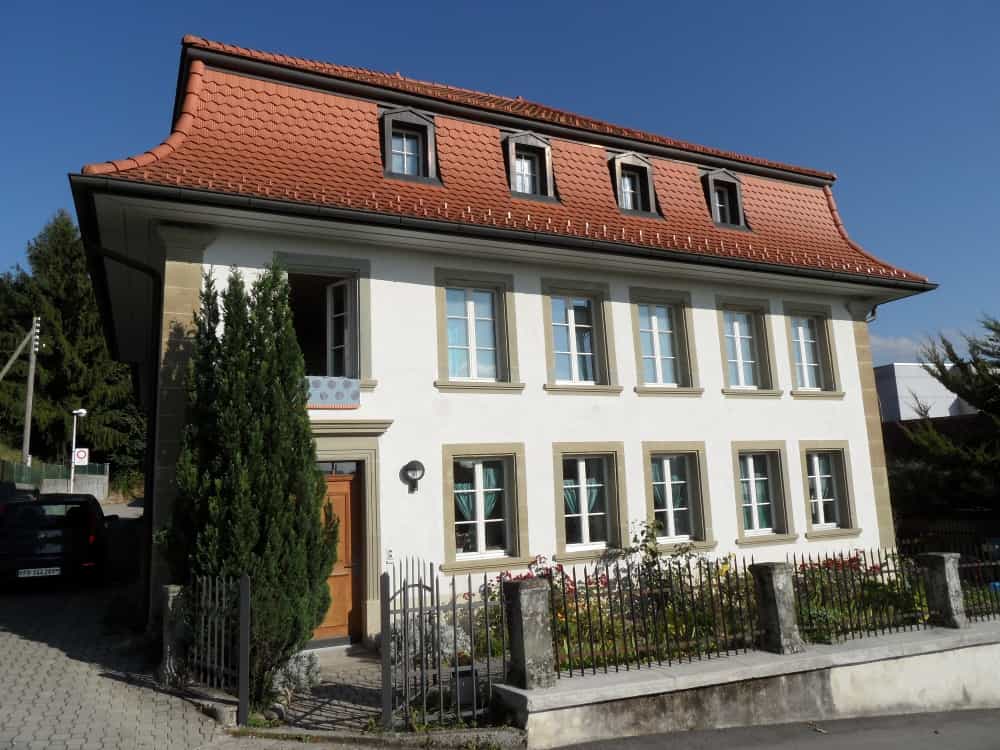 Une mansarde est une pièce de la maison située juste sous les toits. © Ribereth, Domaine public, Wikimedia Commons