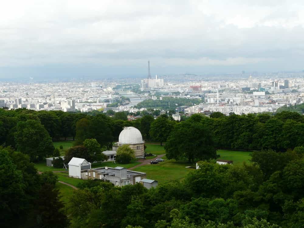 L'Observatoire de Meudon domine Paris ; la grande coupole abrite la lunette de 83 centimètres de diamètre. Crédit J-B Feldmann