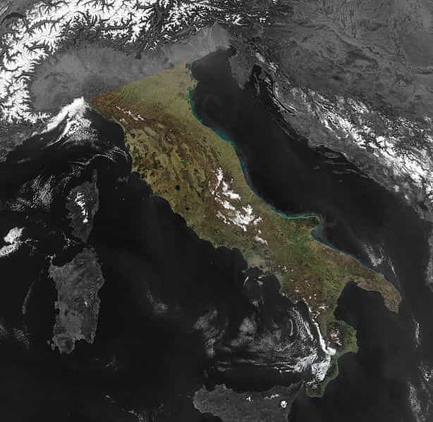 La majeure partie de l'Italie se situe sur une péninsule. Il en existe trois en Europe du Sud : l'italienne, l'ibérique et la balkanique. © Nasa