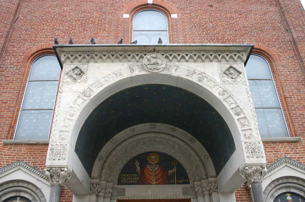 Le porche est l'avant-corps d'un édifice. Ici le porche de l'église Saint Calimero à Milan. © G.Dallorto, CC BY SA 3.0, Wikipedia Commons