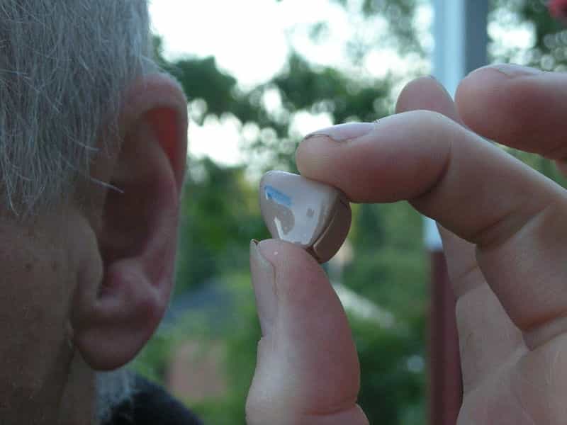 La presbyacousie est la première cause de surdité en France. Le seul traitement possible consiste à amplifier les sonorités par l'intermédiaire de prothèses auditives.&nbsp;© Jonas Bergsten, Wikipédia, DP