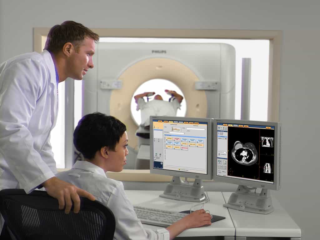 Un scanner est réalisé sous étroite surveillance médicale. © Philips – tous droits réservés