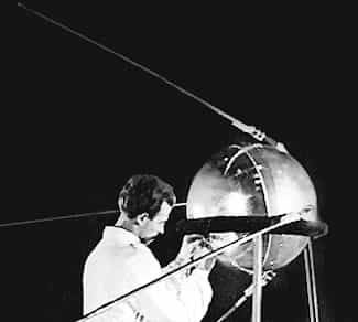 Le véritable modèle de vol de Spoutnik 1 lors d'une vérification au sol. Archives russes.