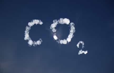 La taxe carbone est une taxe ajoutée au prix de vente de produits ou de services en fonction de la quantité de gaz à effet de serre, comme le gaz carbonique. Crédits DR.