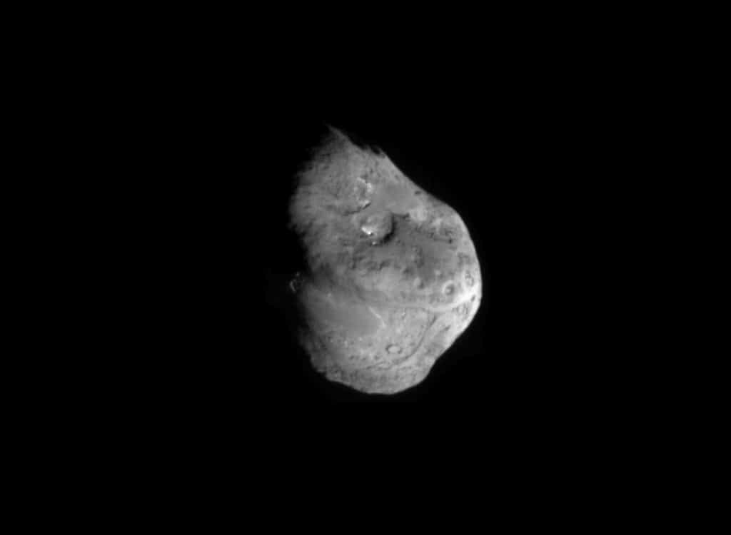 La comète Tempel 1 photographiée par la sonde Deep Impact en 2005. © Nasa
