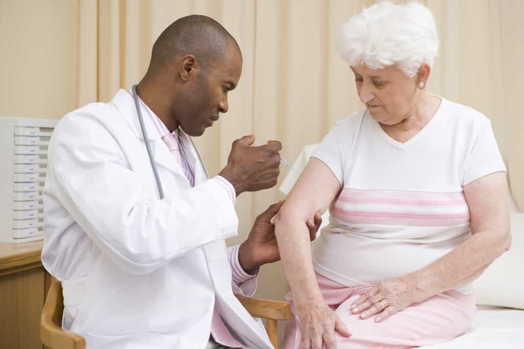 Le vaccin polysaccharidique est recommandé aux personnes âgées de plus de 65 ans ou dont le système immunitaire est affaibli. © Phovoir