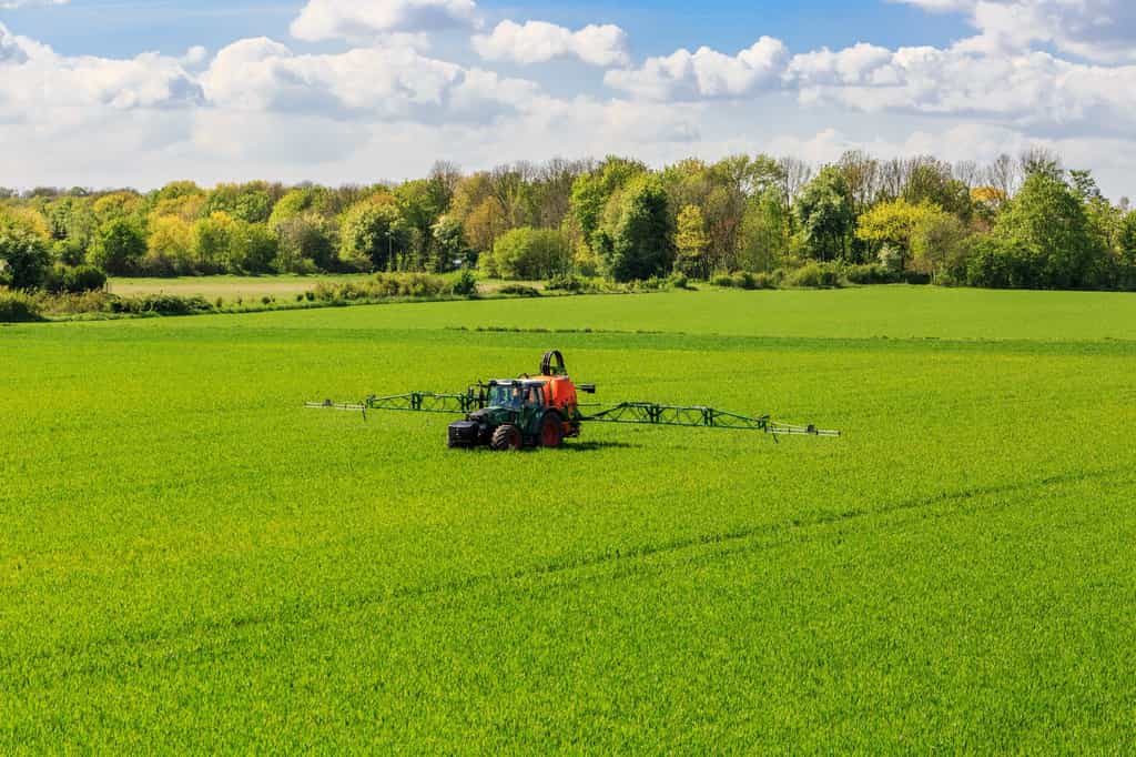 Le glyphosate est un herbicide massivement utilisé à travers le monde, notamment sous la marque Roundup commercialisée par Monsanto, filiale de Bayer depuis 2018. @ gerduess, Fotolia