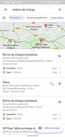 La version française de Google Maps indique le type de prise électrique et leur nombre. © Futura