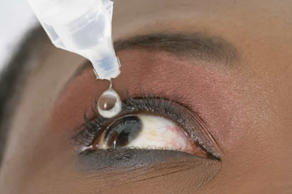 Réalisation d'un soin oculaire avec du sérum physiologique. © JPC-Prod, Adobe Stock