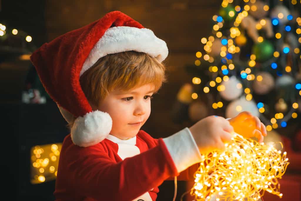 Les ampoules des guirlandes lumineuses peuvent représenter un risque pour les très jeunes enfants. © Volodymyr, Adobe Stock