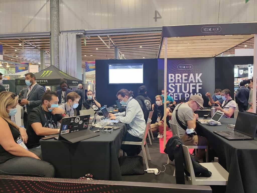 Sur le stand de Yes We Hack, une vingtaine de participants se sont retrouvés à la recherche de bugs et de vulnérabilités pour empocher des primes allant de 50 à 10.000 euros. © Futura