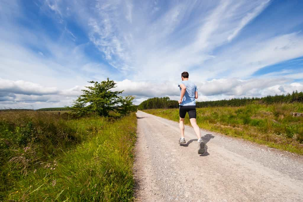 Pratiquer une activité physique est important pour la santé des hommes et permet de préserver le bon fonctionnement de la prostate. © Jenny Hill, Unsplash