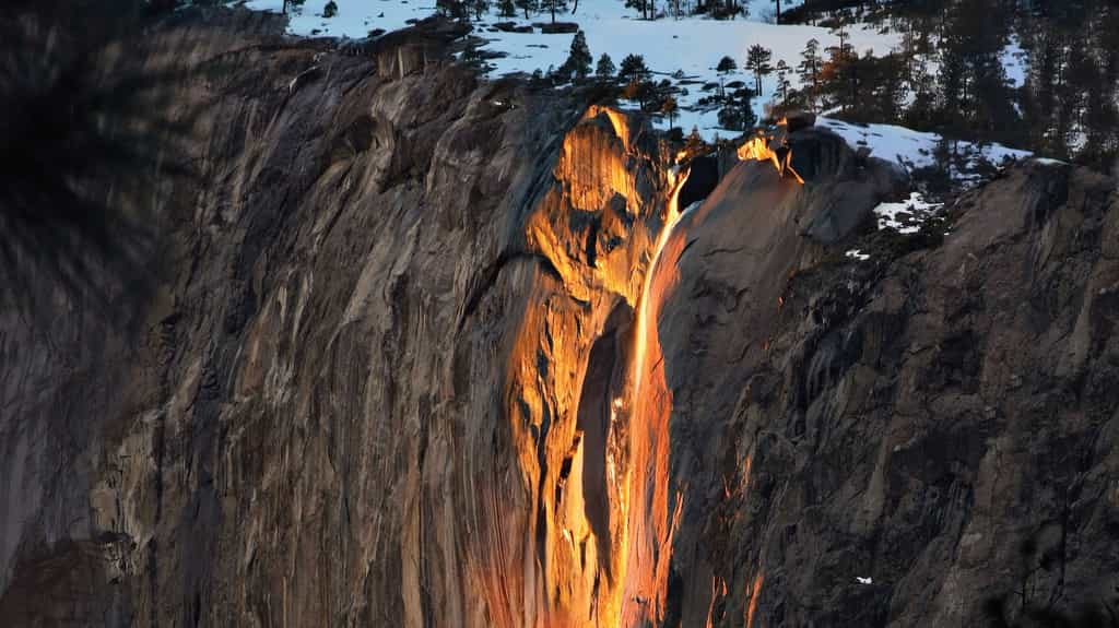 La cascade de feu de Horsetail Fall dans le parc national de Yosemite, en Californie, est une illusion créée par les rayons du Soleil couchant. © Wcwoolf, Wikimedia Commons, CC By-SA 4.0