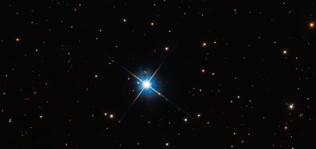 Avec une température de surface de plus de 100 000 dégrées Celsius, la naine blanche LAWD 37 apparait justement comme chauffée à blanc sur cette image prise par Hubble. © NASA, ESA, P. McGill (Univ. of California, Santa Cruz and University of Cambridge), K. Sahu (STScI), J. Depasquale (STScI)